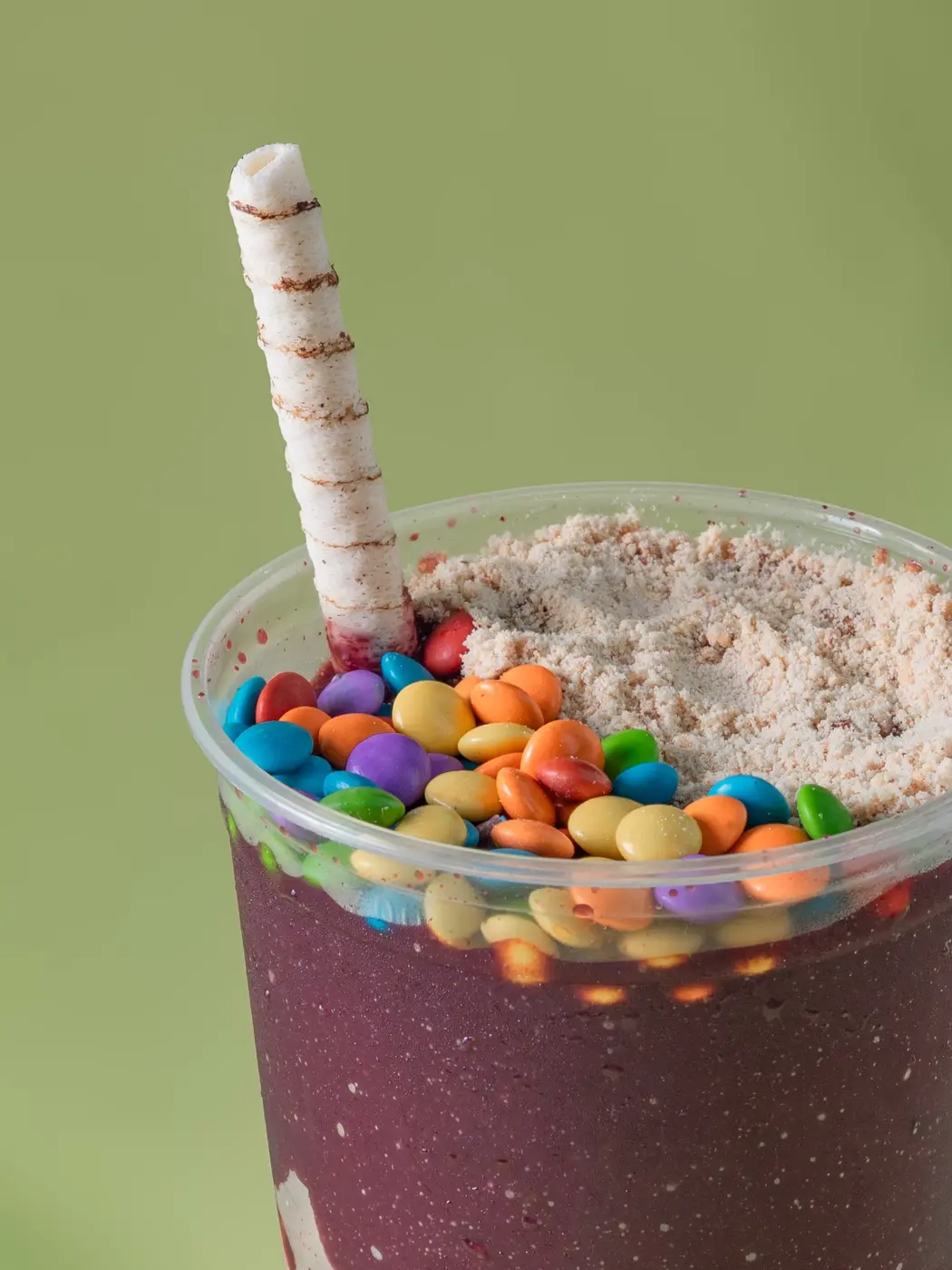 Açaí com banana, granola e leite em pó